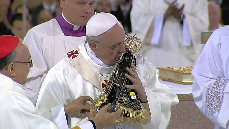 O Papa beijando a imagem da santa